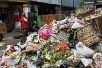 Bupati Rohil Miris Lihat Sampah Menumpuk Di Pasar