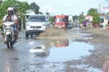 Sejumlah Badan Jalan Rusak Resahkan Warga