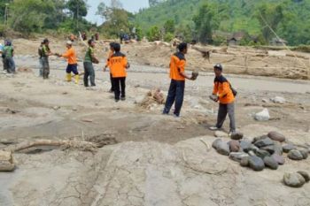 Relawan Mengumpulkan Batu