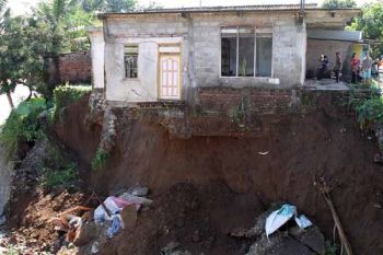 Amblas Tergerus Banjir