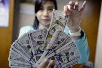 Dolar AS melemah setelah inflasi upah sangat rendah