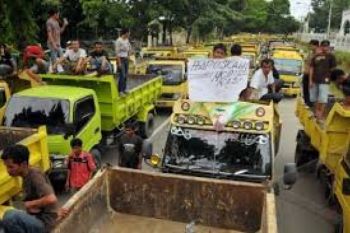 Ribuan Sopir Truk Tolak Pembatasan Kelebihan JBI