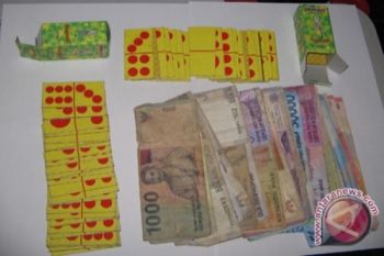 Lima Pejudi Tertangkap Tangan Saat Bermain Kartu
