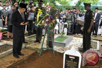 HADIRI PEMAKAMAN MANTAN GUBERNUR SULSEL