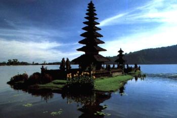 Perkembangan pariwisata Bali dinilai tidak searah 