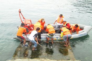 Tim SAR temukan perahu dan pelampung KM Azula