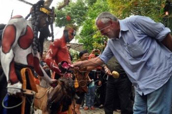 Seniman Borobudur Rayakan Imlek dengan Mandikan Kambing