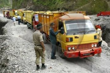 Ratusan Sopir Truk Demo Tolak Pembatasan Tonase