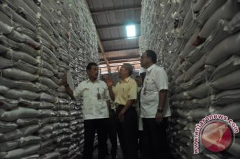 Bulog distribusikan raskin di tiga daerah 