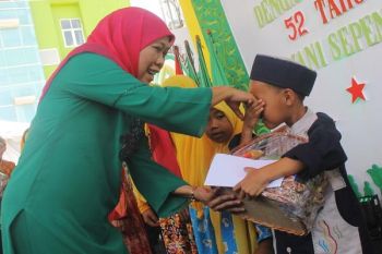 Mensos Beri Bantuan 