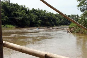 Penambang Pasir Bermesin Ilegal