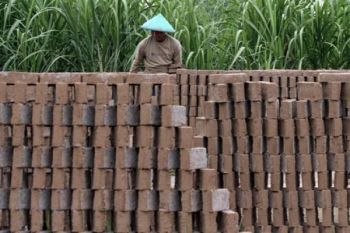 Produksi Batu Bata Terkendala Cuaca