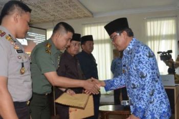 Bupati Indragiri Hilir Serahkan SK Pembentukan Forkopimda