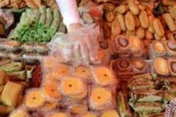 Pasar Oleh-Oleh Dibanjiri Jajanan Malaysia