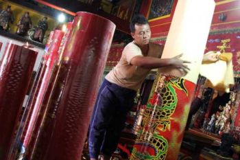 Pasang Lilin Jumbo Untuk Imlek