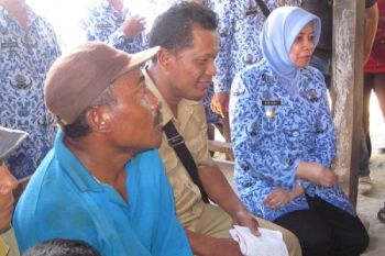 Bupati Kunjungi Korban Tanah Longsor 