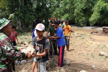 Gotong Royong Benahi Tanggul