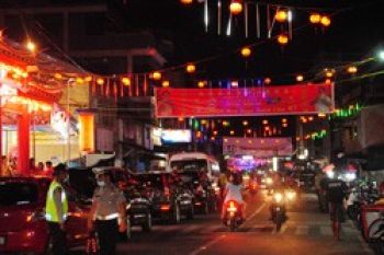 Ribuan Lampion Pancarkan Cahaya Kemerahan Imlek