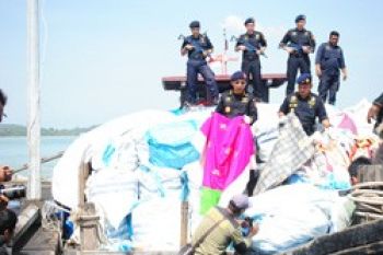 BC Kepri Gagalkan Penyelundupan Pakaian Bekas