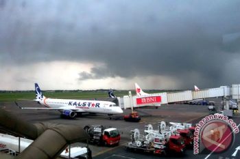 Angin kencang menerjang, 15 penerbangan delay di Bandara Juanda