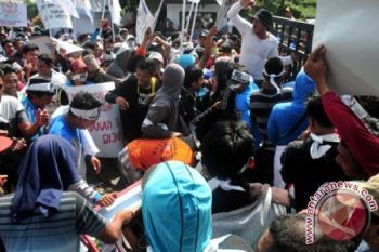 Nelayan Blokir Jalan Pantura Rembang