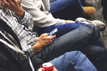 Pesan Tiket Pesawat Lewat "Smartphone" Meningkat