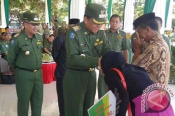 Bupati Bantaeng serahkan bantuan BPJS Ketenagakerjaan
