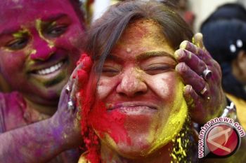 Janda Di India  Rayakan Festival Holi