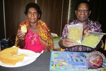 Mama-mama Mimika pamer kue dari bakau