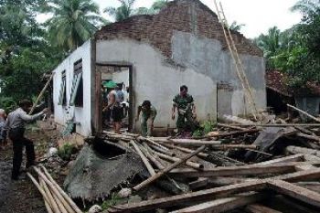 Belasan Rumah Rusak Akibat Angin Kencang