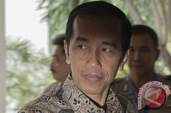 Presiden Terima Kopiah Meukeutop dan Senjata Tradisional Aceh  