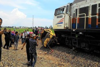 Terseret  Kereta 1 Km, Sopir Truk Tewas