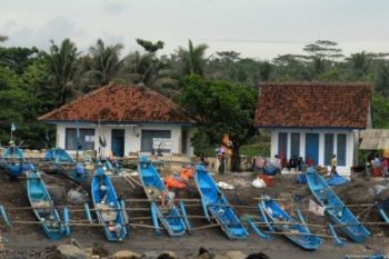 Cuaca Buruk, Nelayan Cilacap Berhenti Melaut