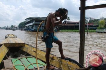 Penyelam tradisional mencari "harta karun"