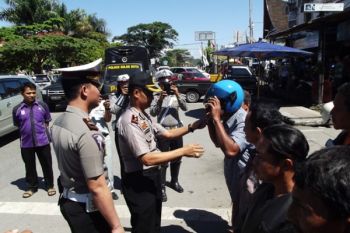Polres Solok Kota Bagikan Helm Gratis