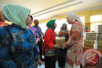 Legislator bantu posyandu 1.500 paket makanan 