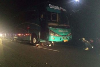 Dua Pengendara Sepeda Motor Nyaris Terlindas Bus