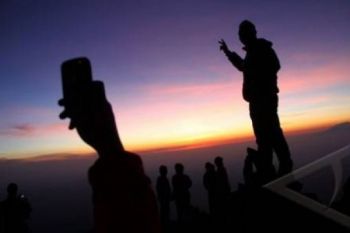 Jumlah Pendaki ke Puncak Merapi Terus Meningkat