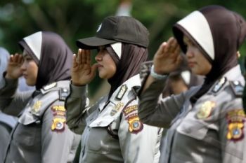 Siswa SD di Solo Dukung Polwan Berjilbab