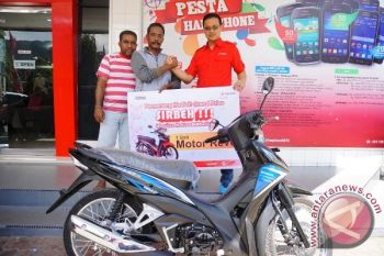 Telkomsel bagi sepeda motor kepada warga Papua