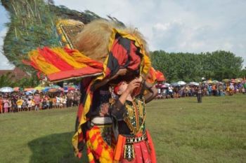 Perempuan Memanggul Reog
