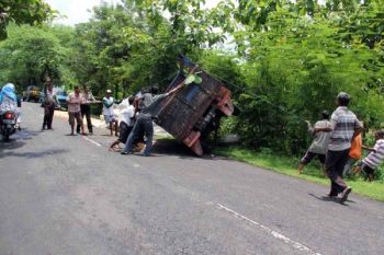 Truk Jagung Terbalik