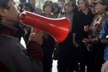 Demonstran Lempari Telur Ke Kantor Bupati Bengkalis