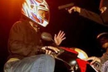 Begal Berpistol Rampas Sepeda Motor Di Riau  