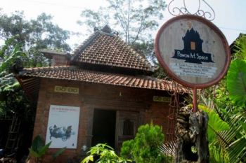 Kelompok Artrisen Pameran di Dekat Candi Pawon