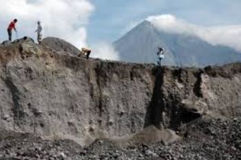 Tertimpa Longsor, Penambang Merapi Tewas