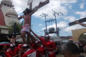 Drama penyaliban Yesus warnai peringatan Jumat Agung 