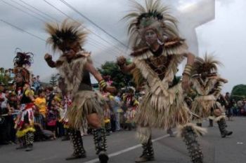 Kirab Seni Budaya Awali Makan Lumpia Massal Semarang