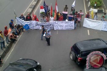 Mahasiswa demo tutup Jalan AP Pettarani