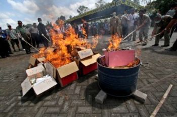 Kejari Purwokerto Musnahkan Barang Bukti Kejahatan